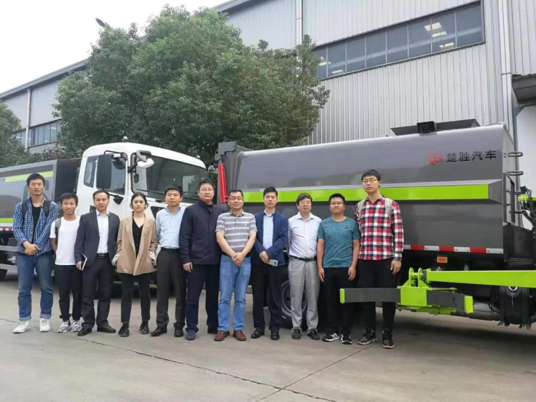 驚艷！“智能機(jī)械臂”自裝卸式垃圾車震撼問世